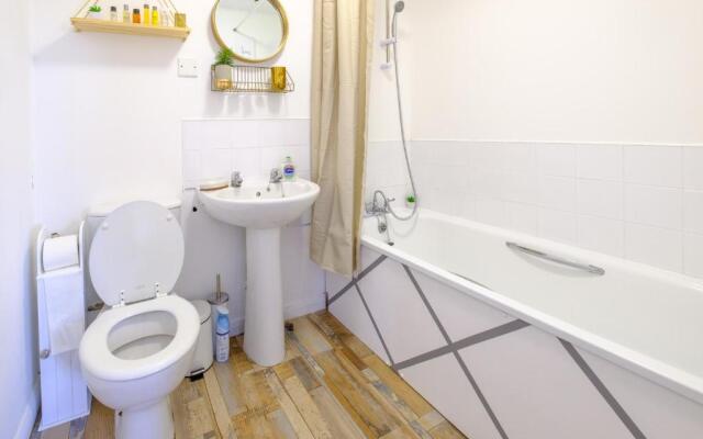Bright Executive Apartment with Views of Solent