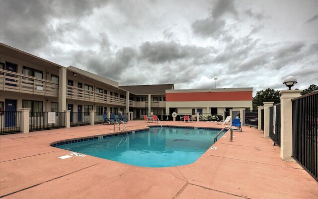 Super 7 Inn By OYO Tupelo Hwy 178