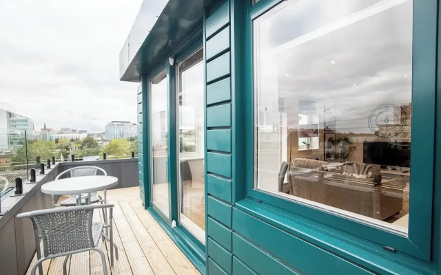 Luxurious 2-Bedroom Flat in Slough