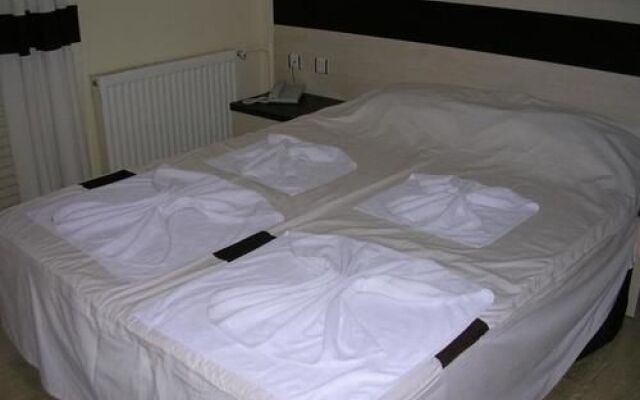 R Hotel by Rooms
