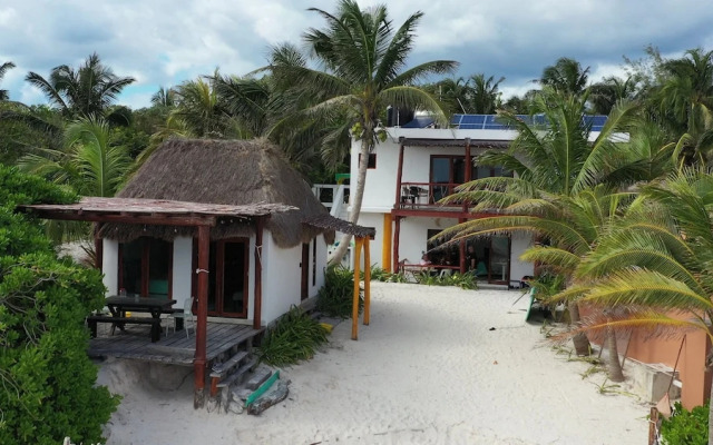 Room in Bungalow - El Secrereto Ocean Front Cabin