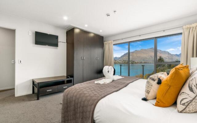 Lakefront Penthouse Apartment With 270-Degree View