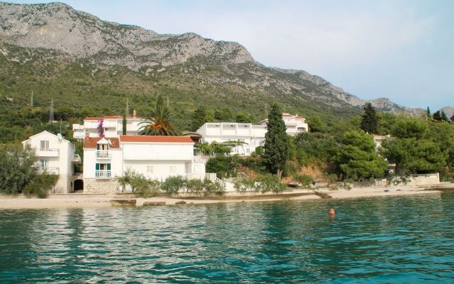 Apartment Bale - right at the beach: A1 Plaza Brist, Riviera Makarska
