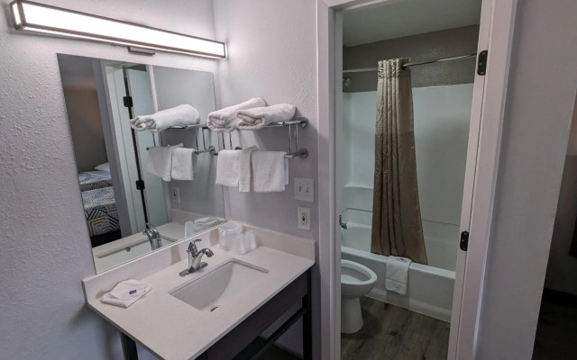 Motel 6 Leominster, MA