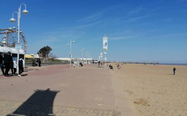 Beach Apartment - Sleeps 4, Garden & Parking