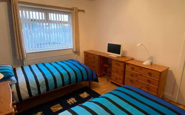Quiet Secluded two Bedroom Bungalow With Parking