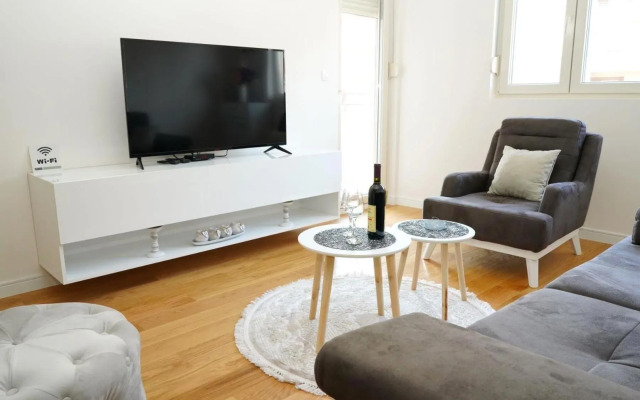 White Homes Apartments • Central Point