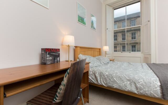 Spacious, Bright 5-br Flat for 10 in Edinburgh