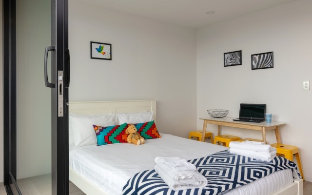 Brand New Stylish Studio Apt, Pool, Gym & Sauna – Guest Rooms – Auckland
