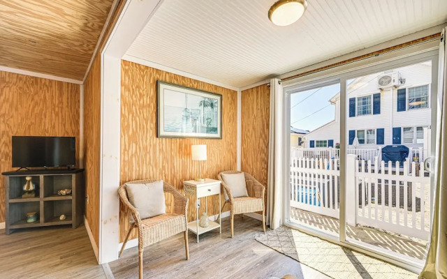 Inviting Beachfront Apartment in Hawk's Nest Beach