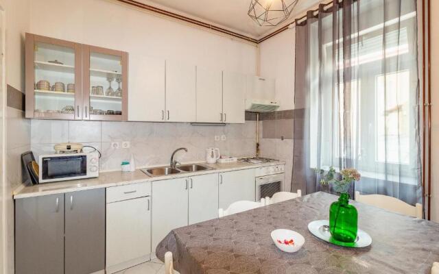 Apartment G37