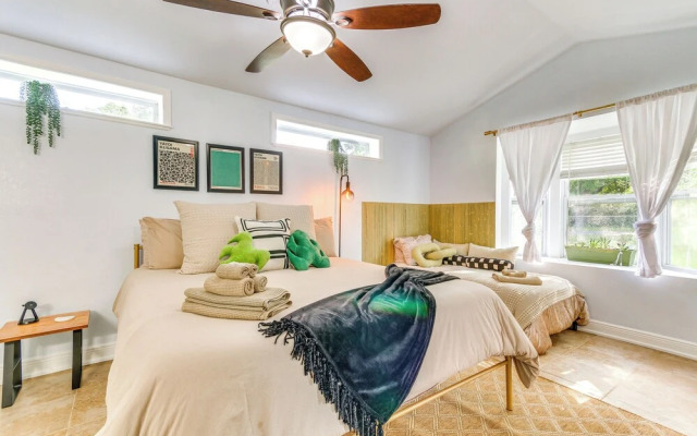 Retro-tropical Pensacola Home - 3 Mi to Downtown!