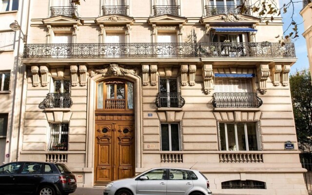 Lovely Mezzanine Apartment Near Buttes Chaumont Park