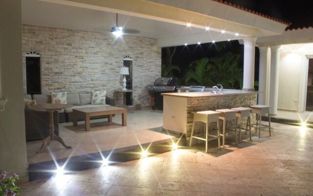 Touch of elegance! 6 Bedroom near the beach