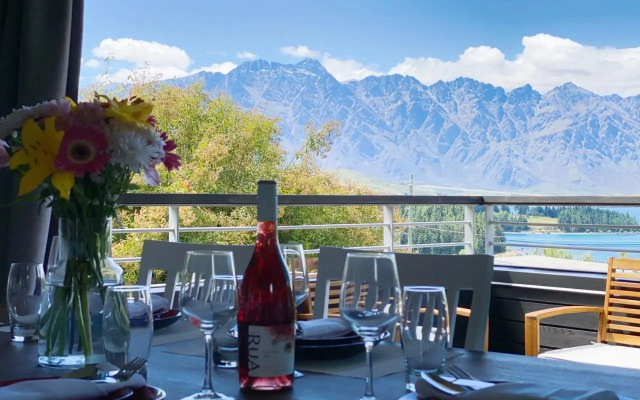 Tekau - Modern holiday apartment with lakeview