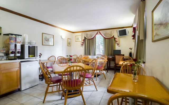 Econo Lodge Colonial