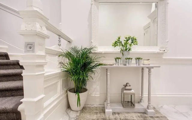 Luxury 4-bedroom Townhouse in Prestigious West End