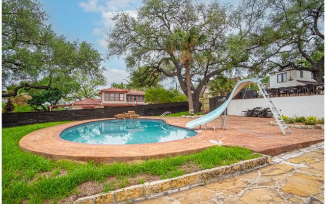 Splash Into Vacation 6BR Home w/ Pool & Waterslide