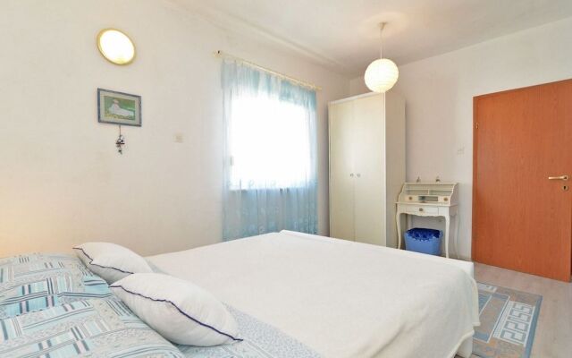 Apartment 725