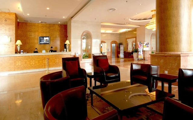 Berjaya Waterfront Hotel - Image 2