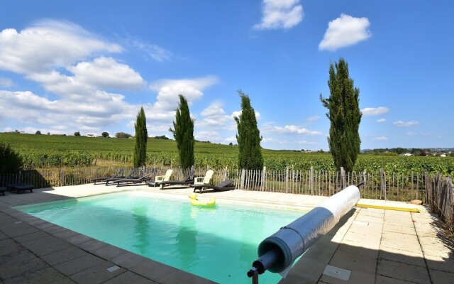 Spacious Mansion in Vinzelles with Swimming Pool