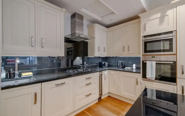 Gorgeous 2BD Flat With Patio - South Kensington!