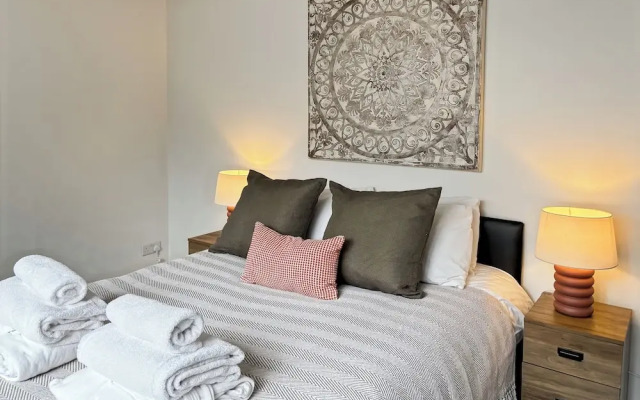 Relaxing Getaway With Hot Tub & Sauna Sleeps 6