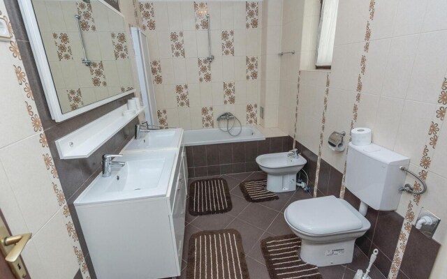 Nice Home in Privlaka With Wifi and 6 Bedrooms