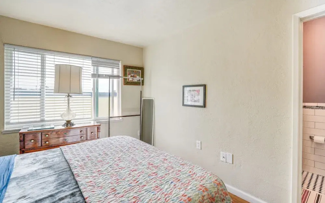 Pet-friendly Apartment: 1 Mi to Lake Merritt!