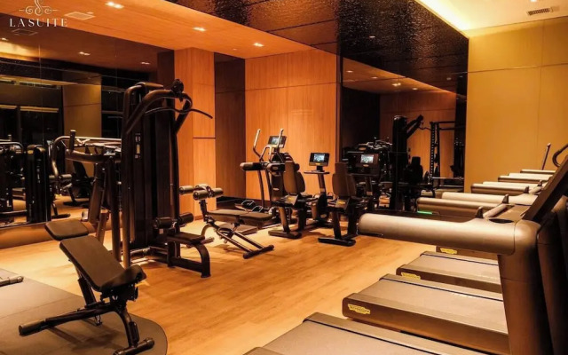 Metropole Luxury Riverside Apartment