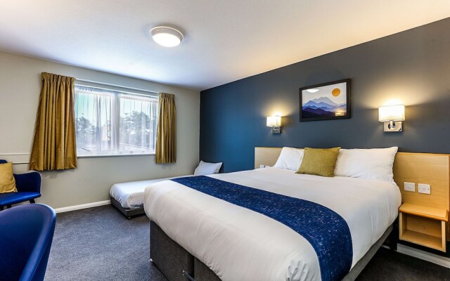 Days Inn Fleet M3