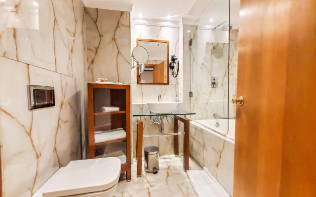 Victoria Crown Plaza Hotel