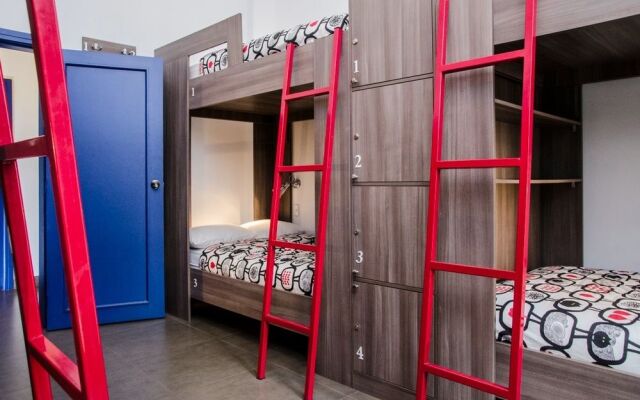 Tomo Hostel