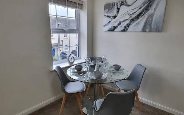 Inviting 6-bed House in Nuneaton