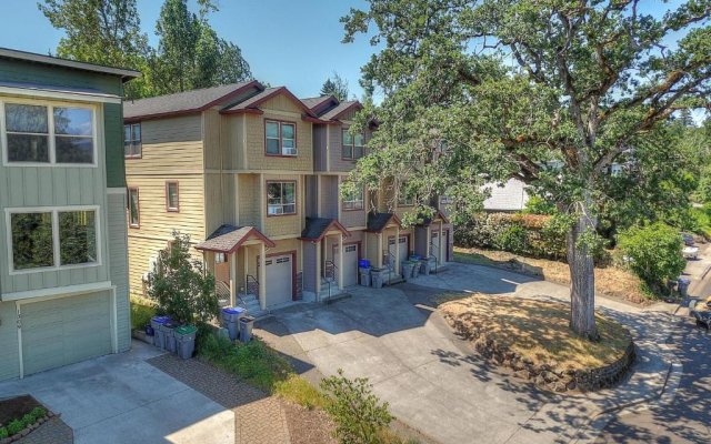 Spacious B2 Townhome with Fireplace and BBQ on the Deck by RedAwning