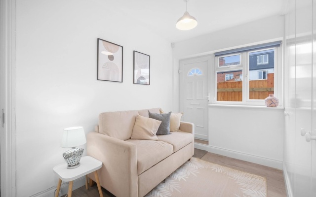 Stylish 4 Bedroom, 2.5-Bath Home in Borehamwood