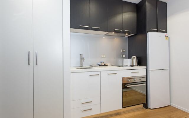 Colourful Bright Studio, Queens Resid, Pool & Gym