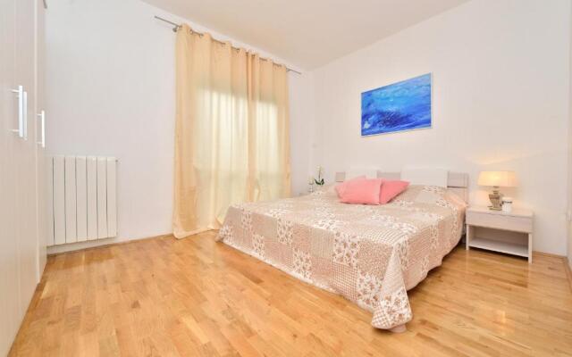 Beachfront Skoblar Holiday Home with Seaview