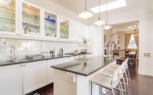 Lovely Holiday Home w Private Courtyard Six Selbourne