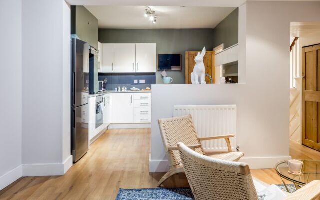 The Modern Classic - Contemporary & Elegant 3bdr Home