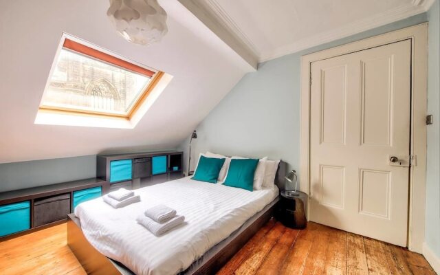 Top Floor 3BR Apt Near Edinburgh Castle