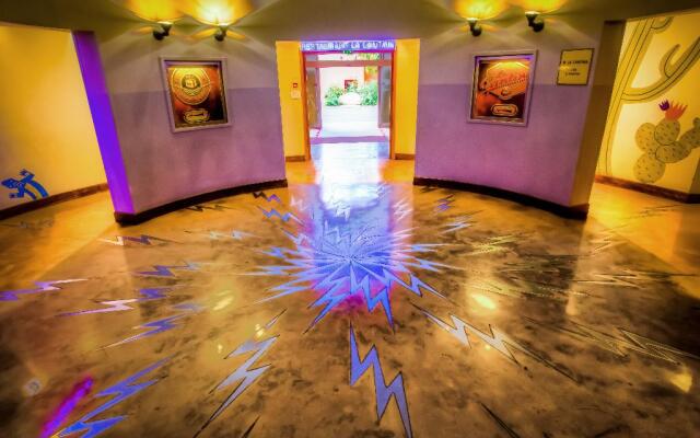 Отель Disney Hotel Santa Fe