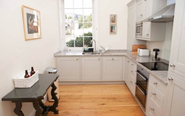 Spacious 2 Bedroom Apartment in Old Crescent