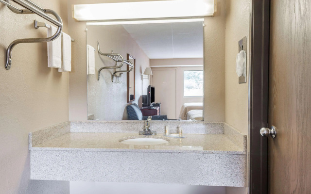 Days Inn by Wyndham Pittsburgh-Harmarville