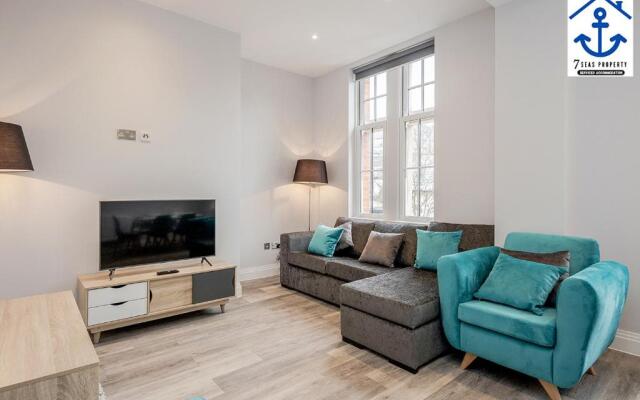Luxury Apartment High Street Maidenhead w Parking