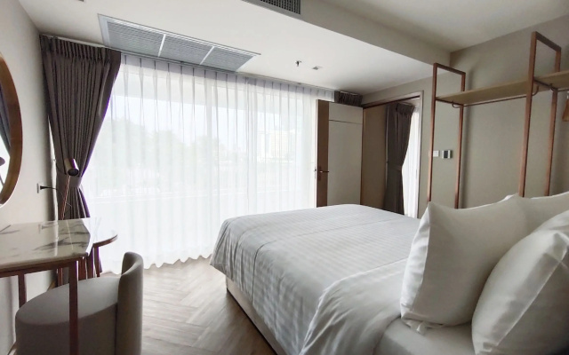 Away Bangkok Riverside Kene