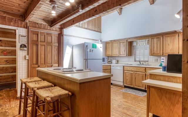 Valhalla - Private Rustic Getaway 2 Bedroom Cabin by RedAwning