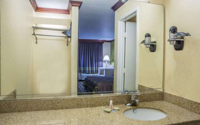 Super 8 by Wyndham San Marcos