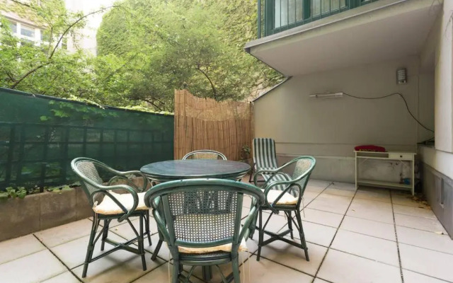 Relaxing Terrace Apartment in Lively Area