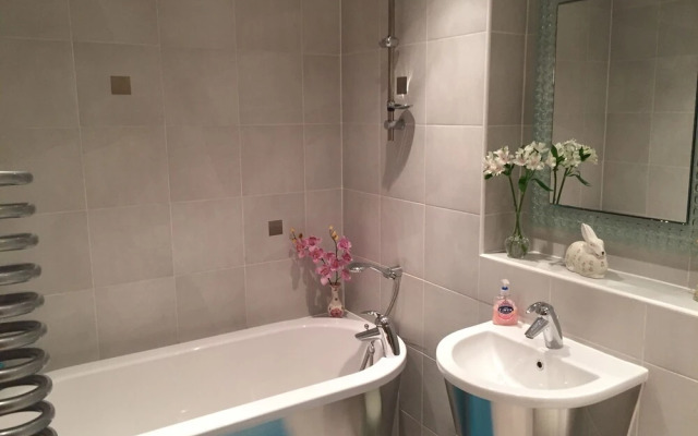 Stunning Spacious City 2 bedroom  Apartment